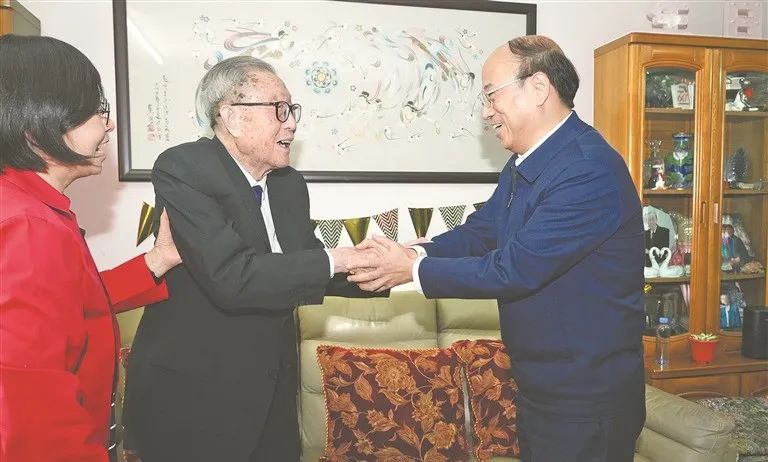 中石油領導看望41位老同志！