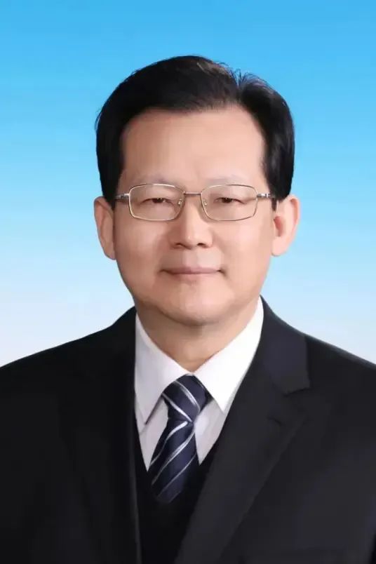 成都理工大學校友，任中國地質調查局黨組書記！